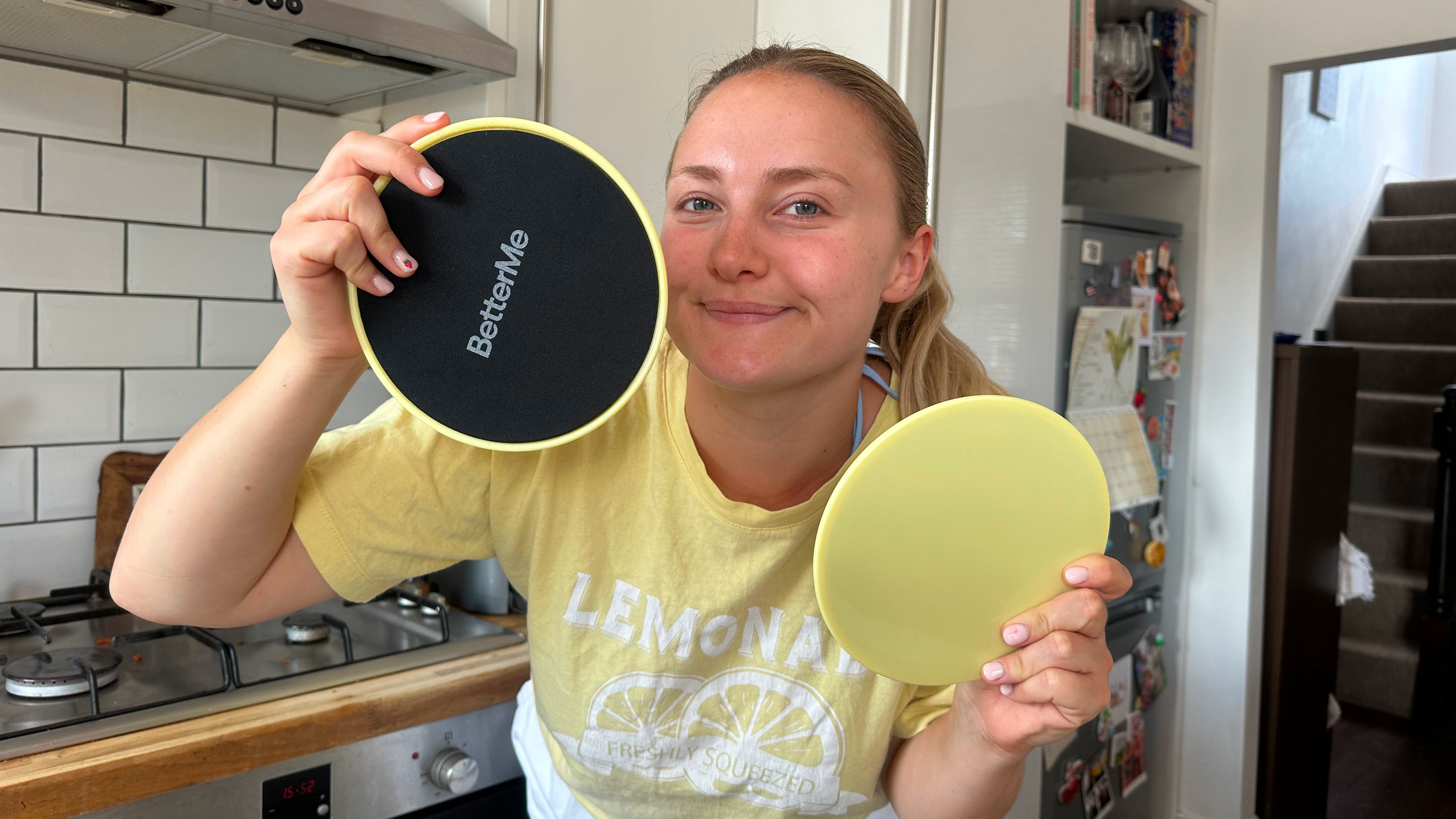 Femme tenant deux disques noirs et jaunes