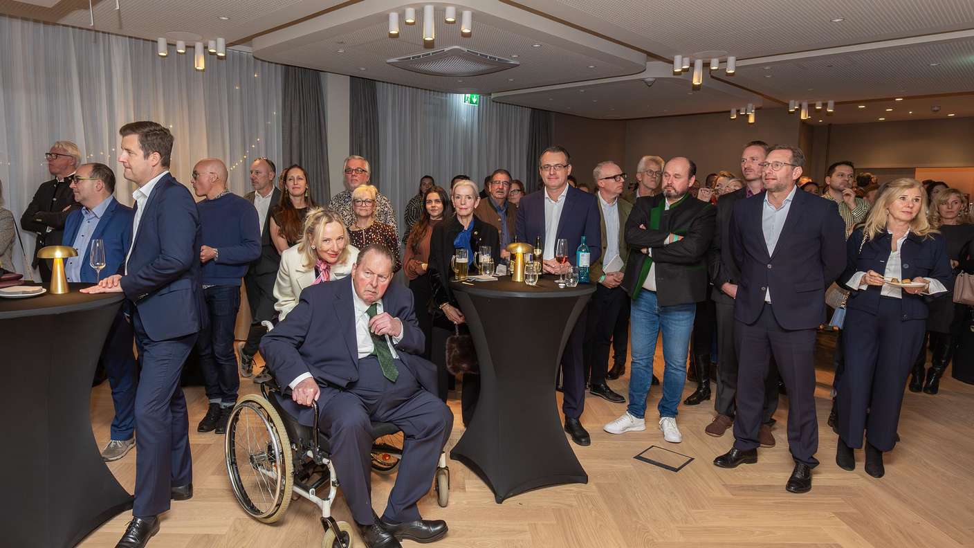 Inauguration de l'hôtel Flesslers avec des invités notables.