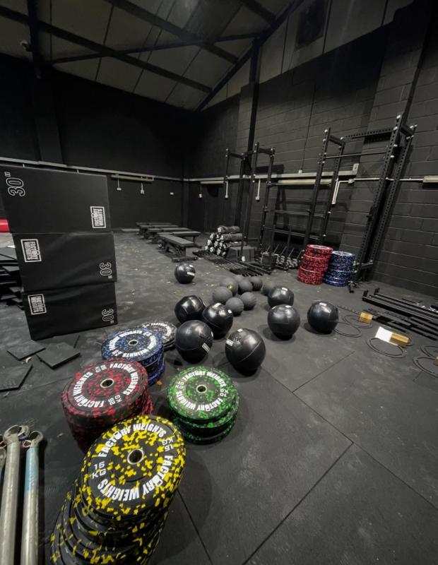 Le studio est aménagé différemment d'une salle de sport classique