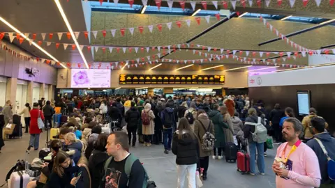 Une gare de train remplie de passagers