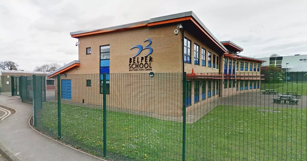 Professeur de Belper envoie des emails coquin à une élève et tente de la rencontrer en dehors de l'école