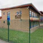 Professeur de Belper envoie des emails coquin à une élève et tente de la rencontrer en dehors de l'école