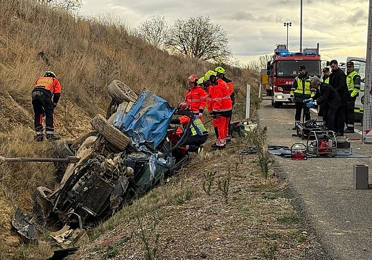 Les pompiers procèdent à l'extraction de la victime, coincée dans le véhicule accidenté.