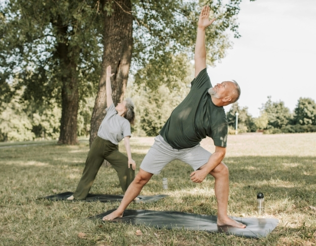 Un homme et une femme faisant de l'exercice en plein air