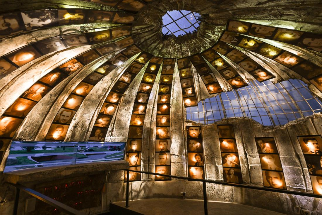 Une ancienne installation de bunker à Tirana sert désormais d'espace d'exposition pour des œuvres d'art.