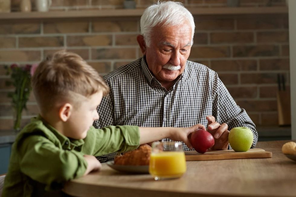 Senior et petit-enfant