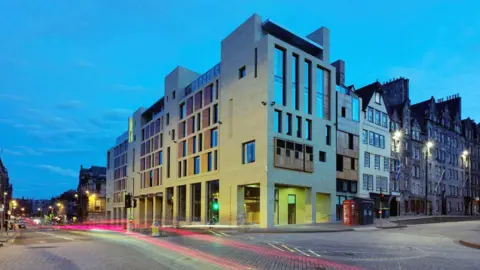 L'Hôtel G&V sans échafaudage sur le site de Radisson.