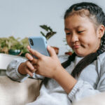 Un nombre étonnant de jeunes recourent aux chatbots IA pour des conseils en santé mentale, selon une étude