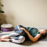 Un exercice de stretching indispensable pour ceux qui sont assis toute la journée : mobilisez votre colonne vertébrale de la tête aux pieds selon un instructeur de yoga