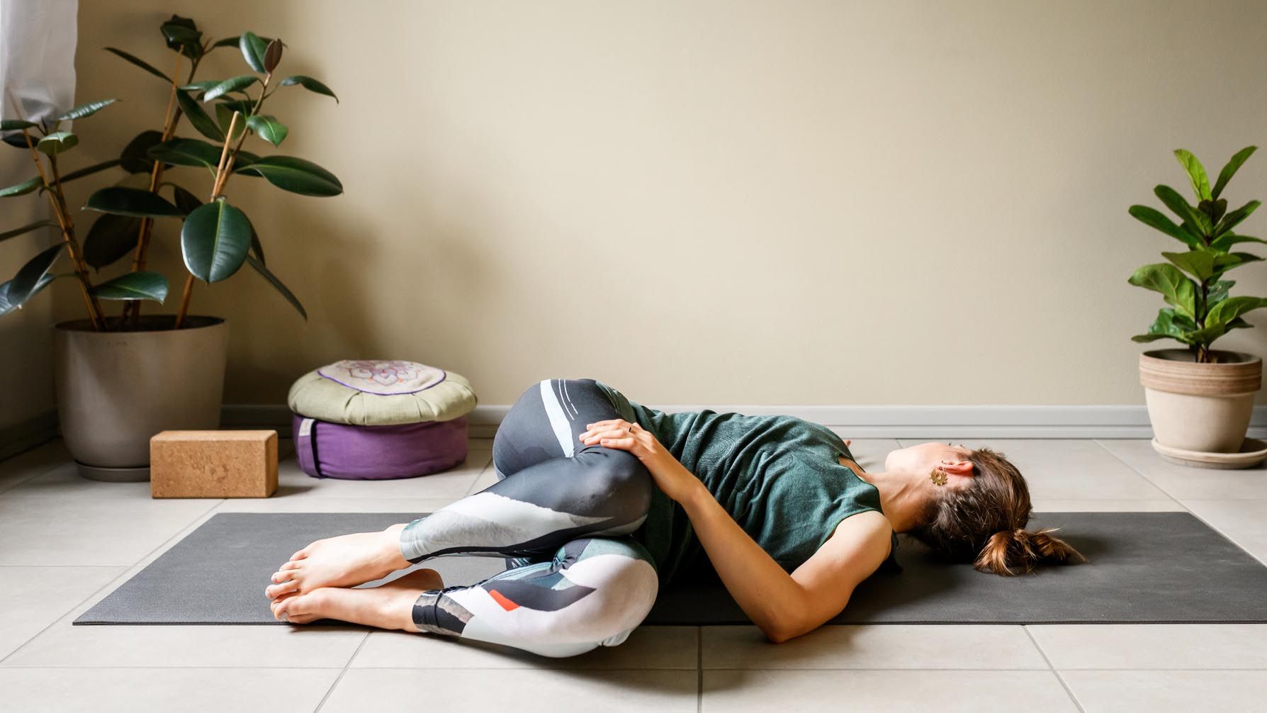 Un exercice de stretching indispensable pour ceux qui sont assis toute la journée : mobilisez votre colonne vertébrale de la tête aux pieds selon un instructeur de yoga