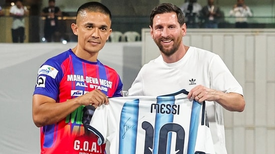 Lionel Messi a offert son maillot signé à Sunil Chhetri, provoquant l'une des plus grandes ovations de la nuit. (PTI)