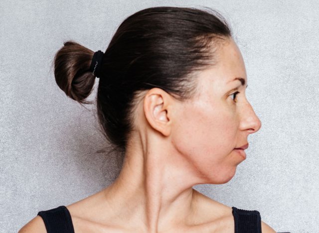 Femme faisant des rotations de cou