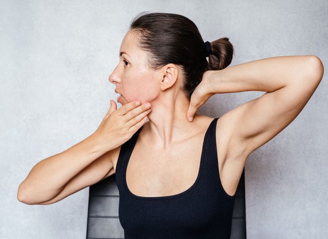 Femme réalisant un exercice de balayage de menton