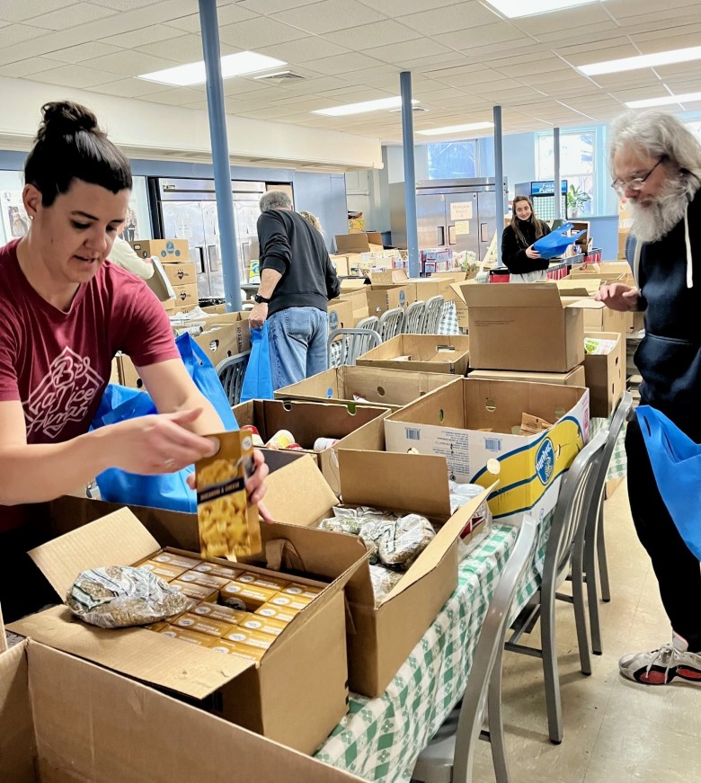 Bénévoles assemblant des sacs de courses