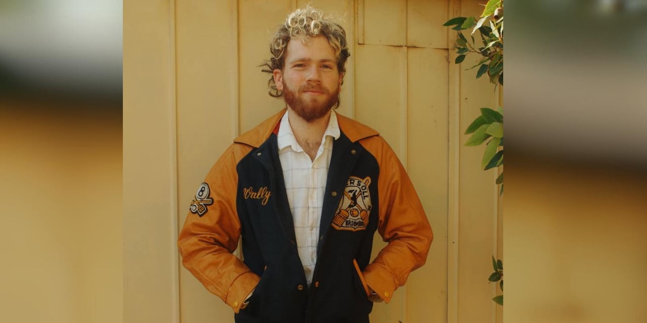 Homme portant une veste universitaire