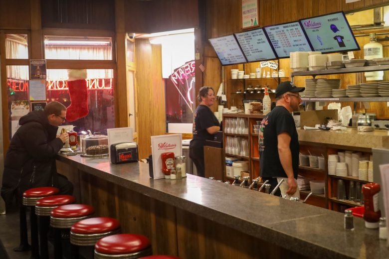 Des travailleurs servent un client à Holsten's à Bloomfield.