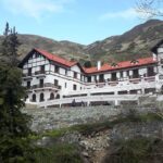L'hôtel secret dans les hauteurs de la montagne où personne ne peut séjourner : découvrez son emplacement!