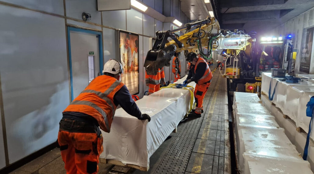 Nouvel accès à la station Cutty Sark : des escaliers mécaniques sur les voies !