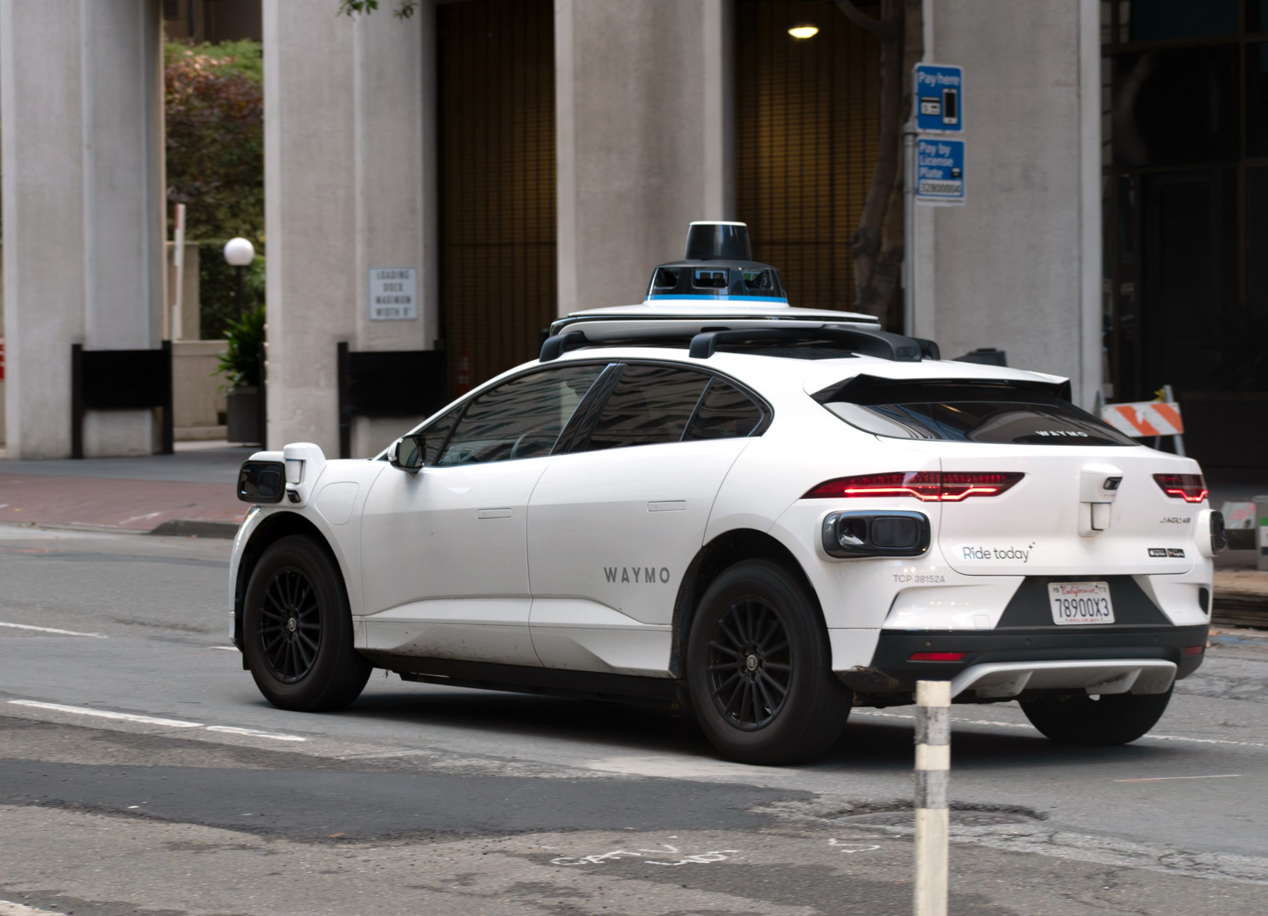 Des voitures autonomes pourront recevoir des contraventions dès 2026 !