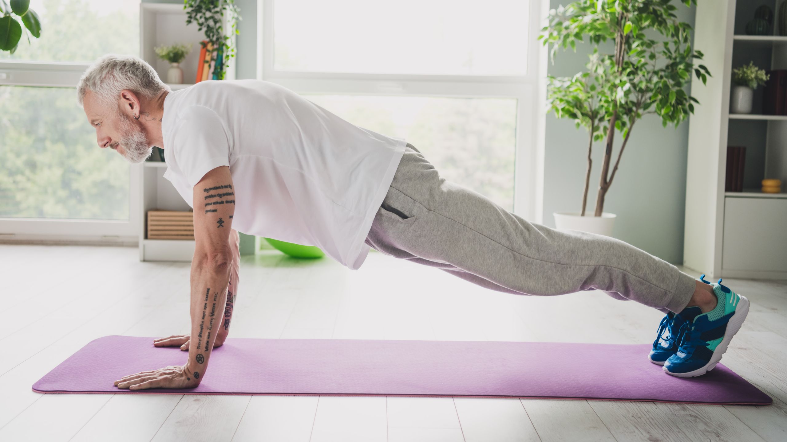 À 71 ans, ce coach révèle les cinq exercices essentiels pour une force totale après 50 ans.
