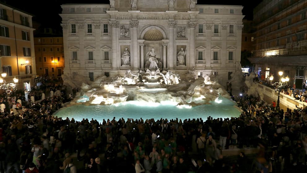 La foule autour du Trevi