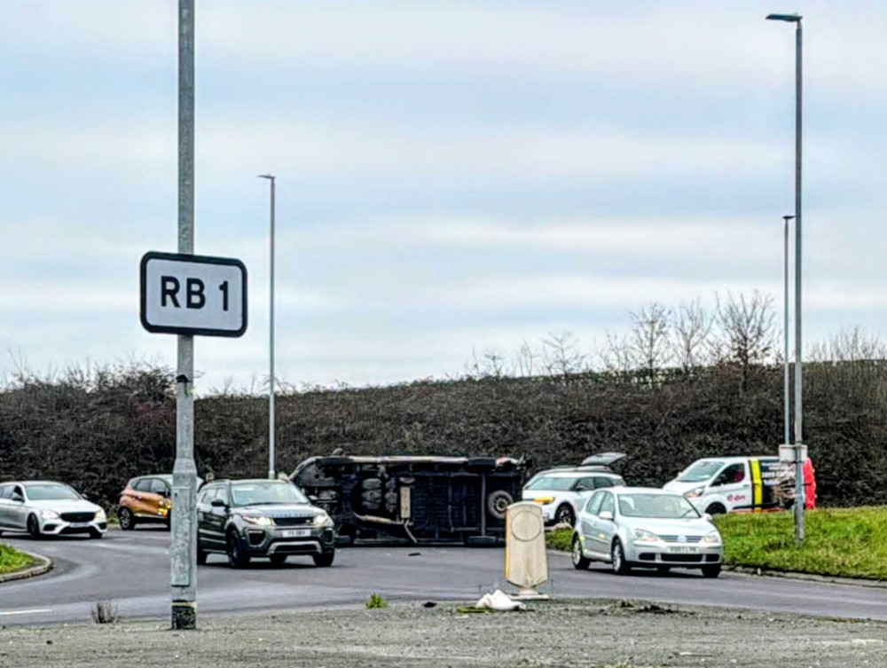 Accident spectaculaire : un fourgon se renverse au carrefour dangereux de Crewe