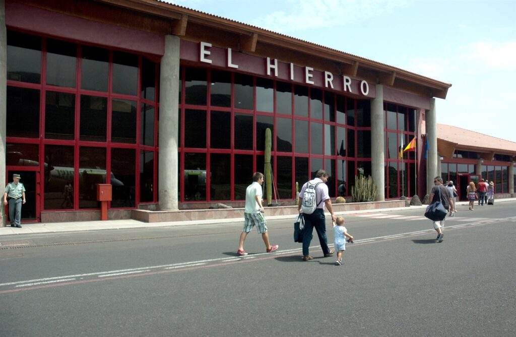 Aena réagit aux accusations de réductions à l'aéroport d'El Hierro : "C'est temporaire"