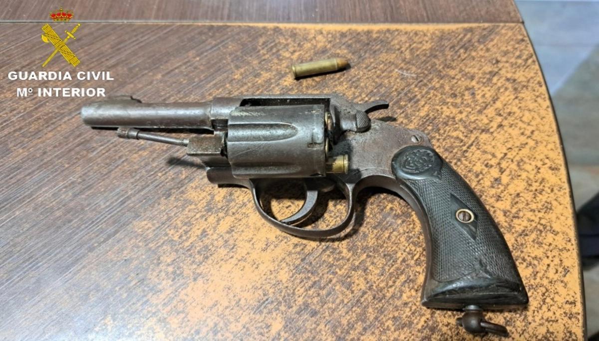 Arme saisie par la Guardia Civil lors de l'attaque de la station-service de Tui.