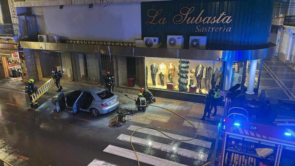 Bolide de feu d'un cartel s'écrase à côté d'une voiture
