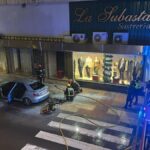 Bolide de feu d'un cartel s'écrase à côté d'une voiture