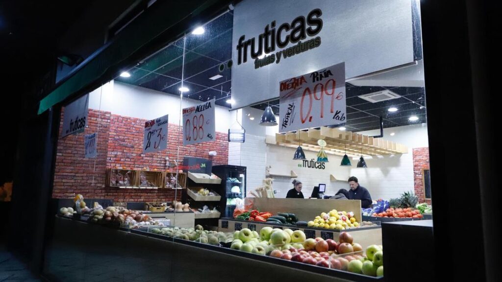 Braquage à Zaragoza : Deux hommes masqués attaquent une frutería avec des katanas