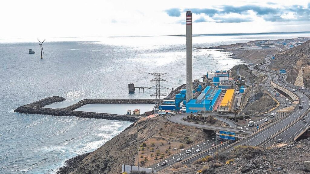 Cet accident de moto provoque des embouteillages sur la GC-1 à la courbe de la potabilisateur