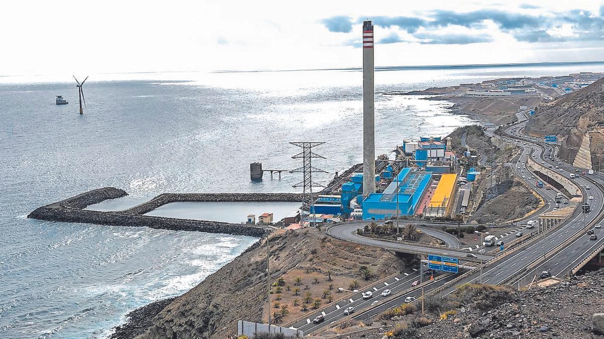 Cet accident de moto provoque des embouteillages sur la GC-1 à la courbe de la potabilisateur