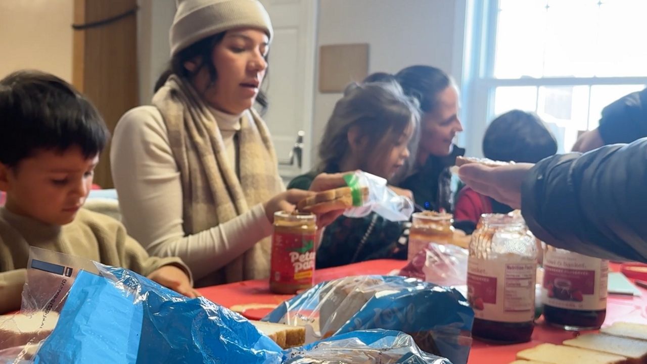 Des membres d'une église nourrissent les sans-abri pendant l'hiver