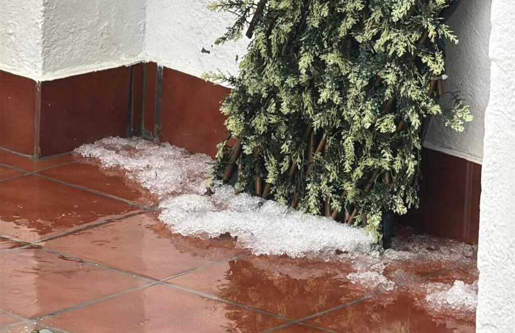 Des pluies torrentielles provoquent une incroyable grêle sur la côte d'Huelva