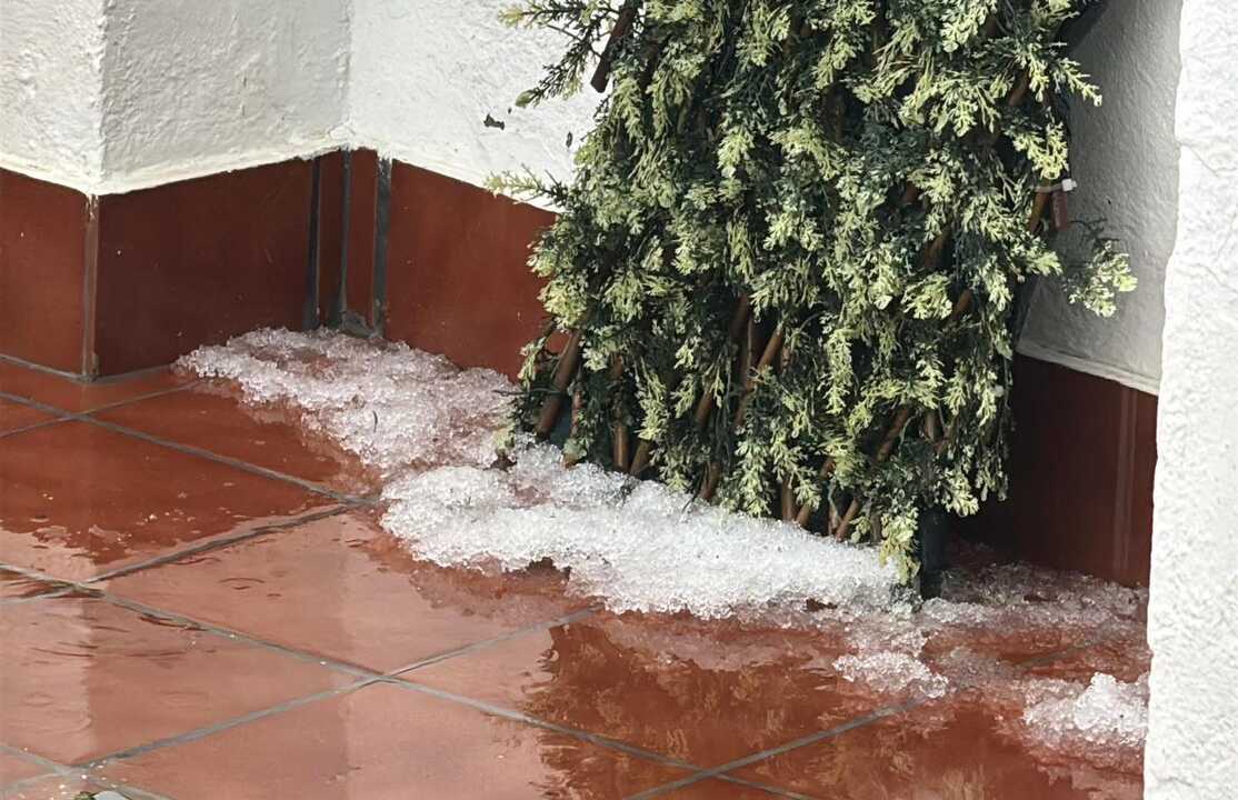 Des pluies torrentielles provoquent une incroyable grêle sur la côte d'Huelva