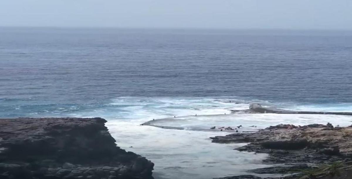 Image d'archives de personnes emportées par les vagues dans la piscine de Los Gigantes.