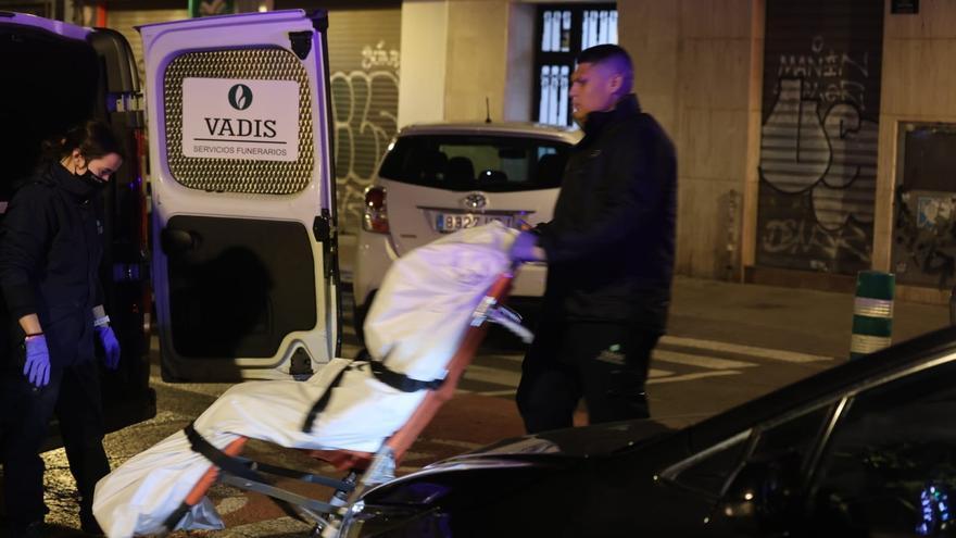 Equipe funéraire récupère le corps de la victime de Nou Moles