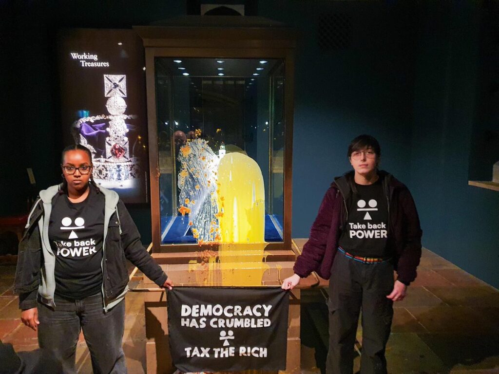 La Tour de Londres fermée après des manifestants lançant de la crème anglaise sur les Joyaux de la Couronne