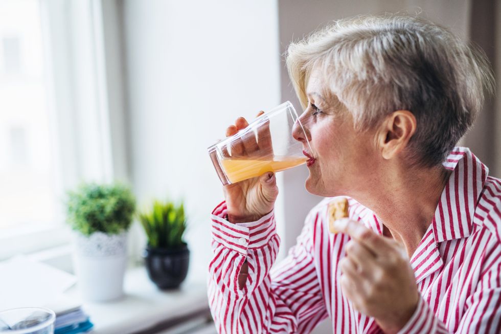 Femme âgée buvant du jus