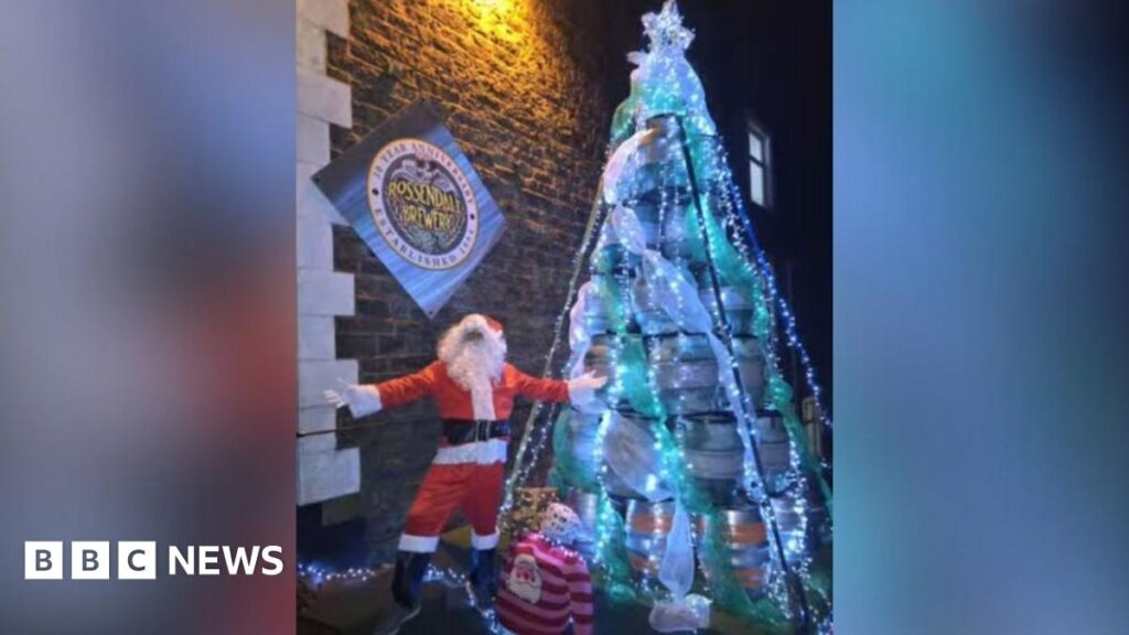 L'arbre de Noël en fût de bière d'un pub de Haslingden illumine les festivités
