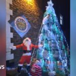 L'arbre de Noël en fût de bière d'un pub de Haslingden illumine les festivités