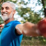 Mon père de 72 ans et moi : un exercice incontournable pour la mobilité et la force !