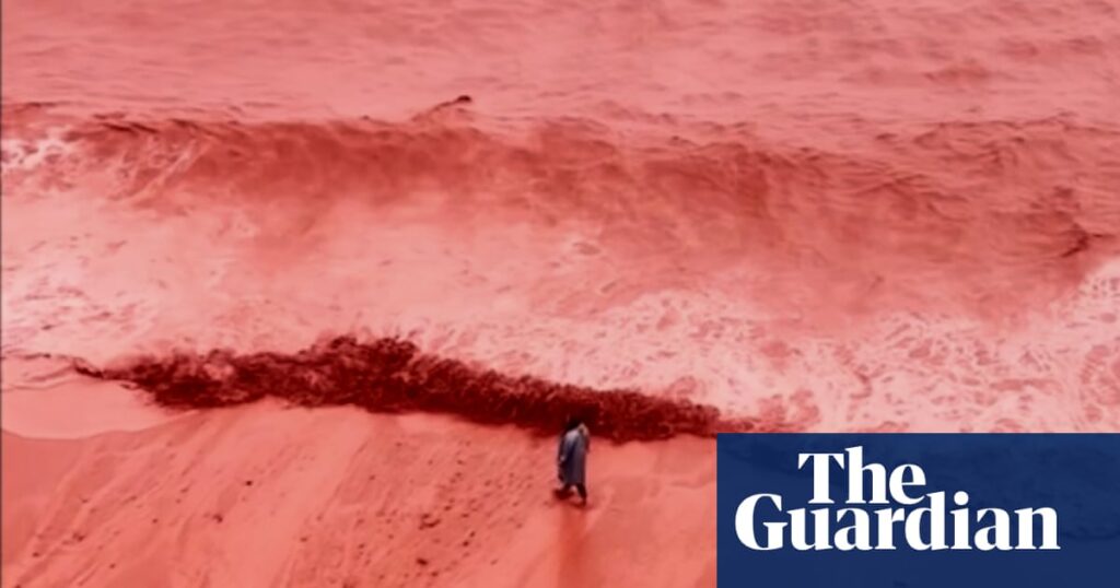 Pluie rougeoyante sur la plage de l'île Hormuz en Iran