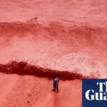 Pluie rougeoyante sur la plage de l'île Hormuz en Iran
