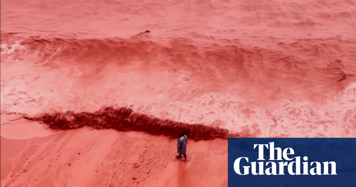 Pluie rougeoyante sur la plage de l'île Hormuz en Iran