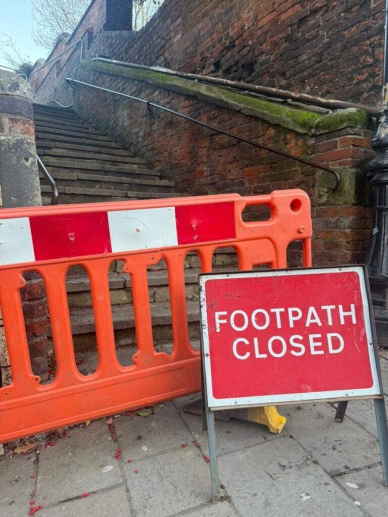 Réparations de mur de château à Shrewsbury : un affront de plus !