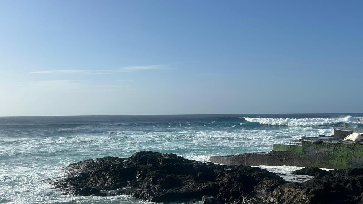 Sauvetage spectaculaire à Punta del Hidalgo : des secouristes interviennent face aux grandes vagues !