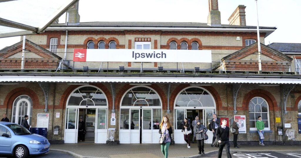 Services ferroviaires à Ipswich suspendus après qu'une personne ait été heurtée par un train