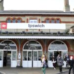 Services ferroviaires à Ipswich suspendus après qu'une personne ait été heurtée par un train